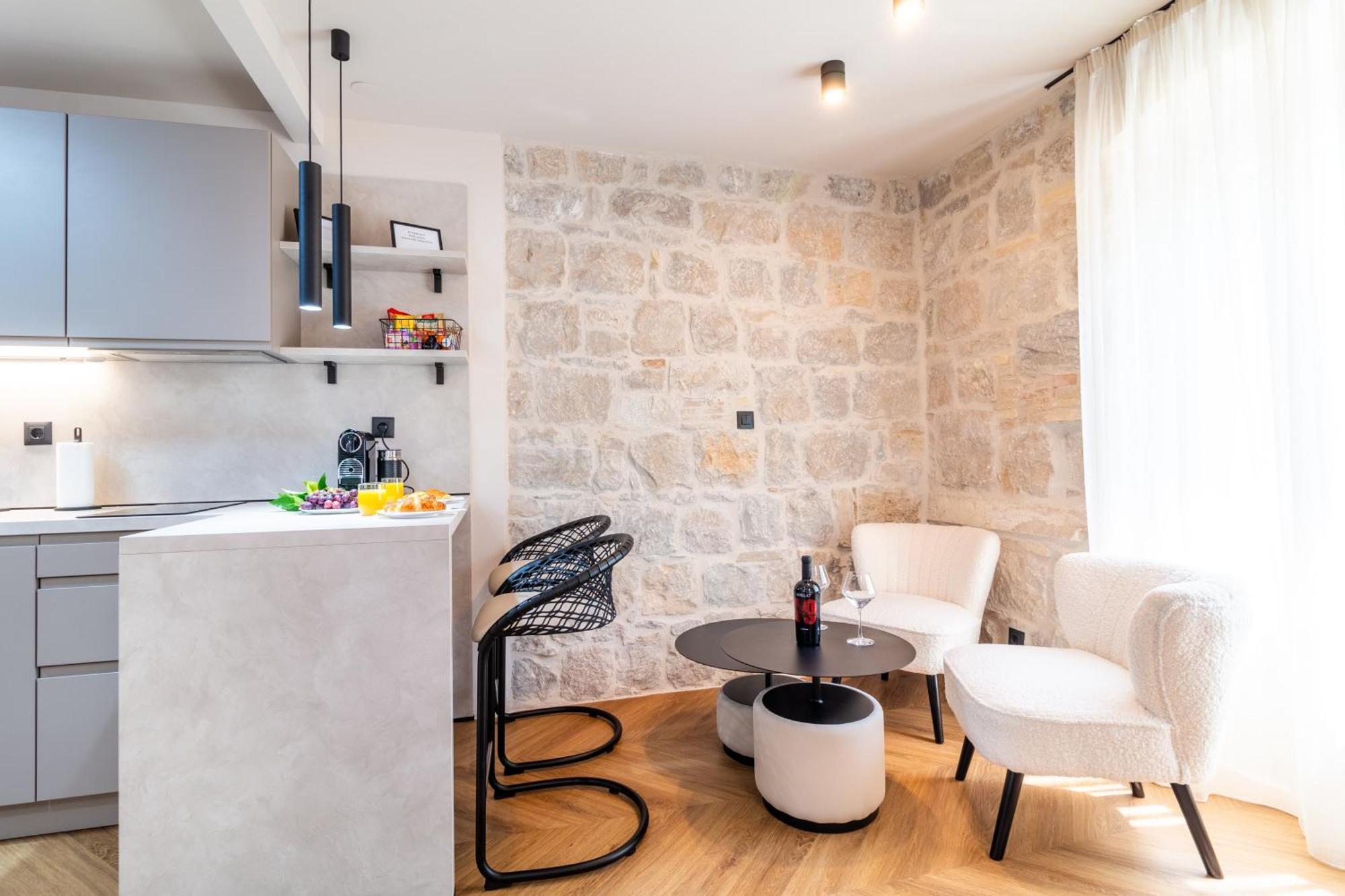 Apartment Centre In Stone House سبليت المظهر الخارجي الصورة