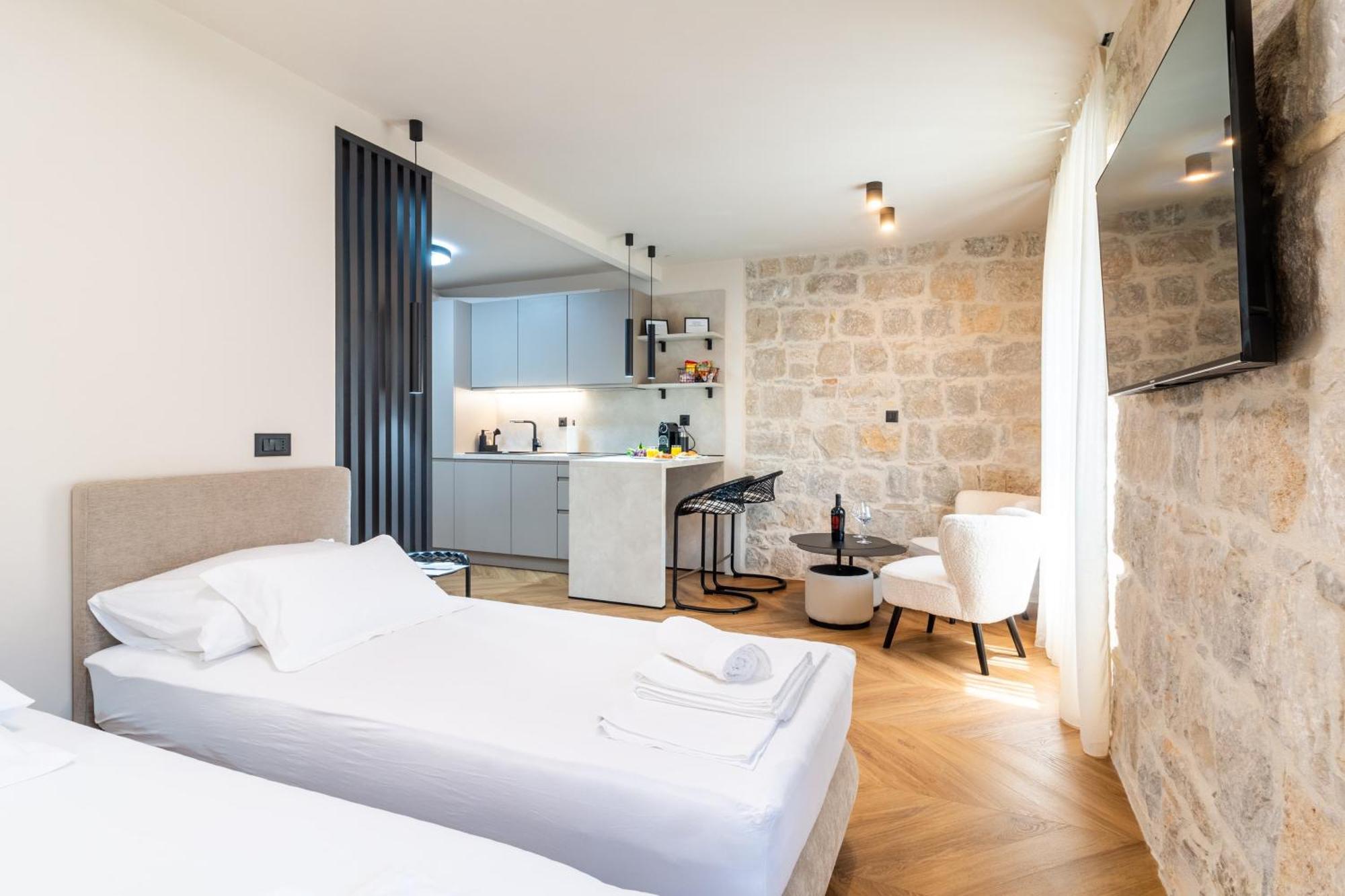 Apartment Centre In Stone House سبليت المظهر الخارجي الصورة