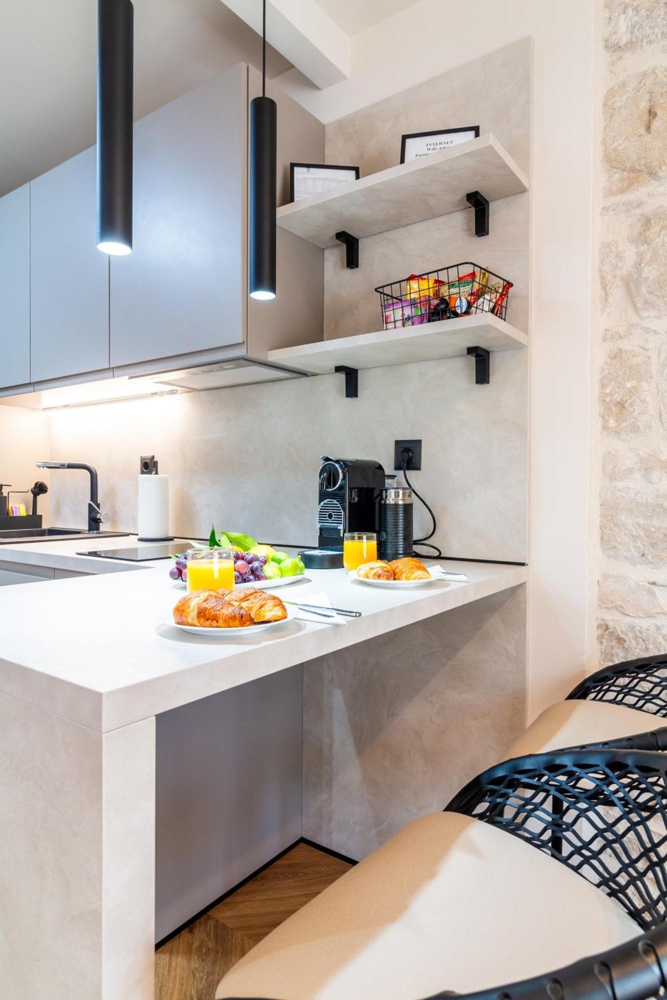 Apartment Centre In Stone House سبليت المظهر الخارجي الصورة