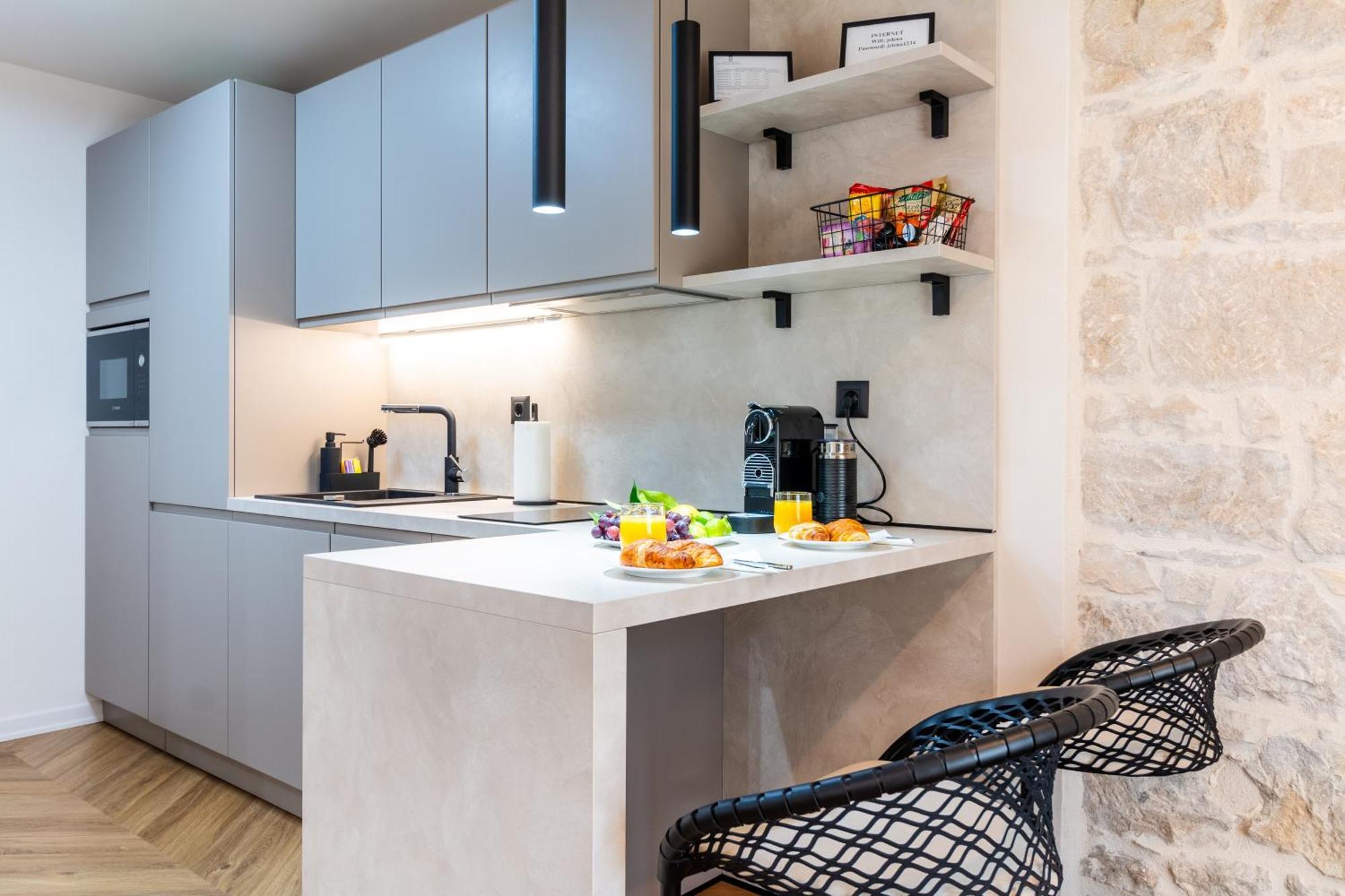 Apartment Centre In Stone House سبليت المظهر الخارجي الصورة