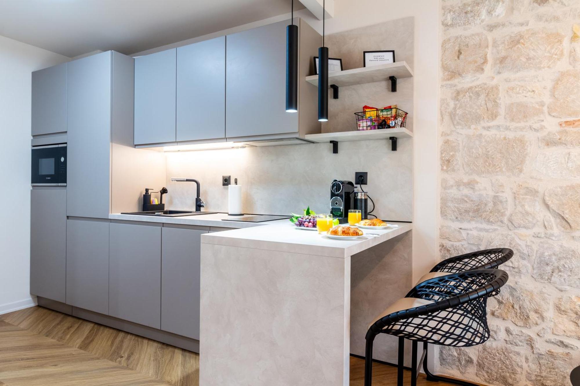 Apartment Centre In Stone House سبليت المظهر الخارجي الصورة