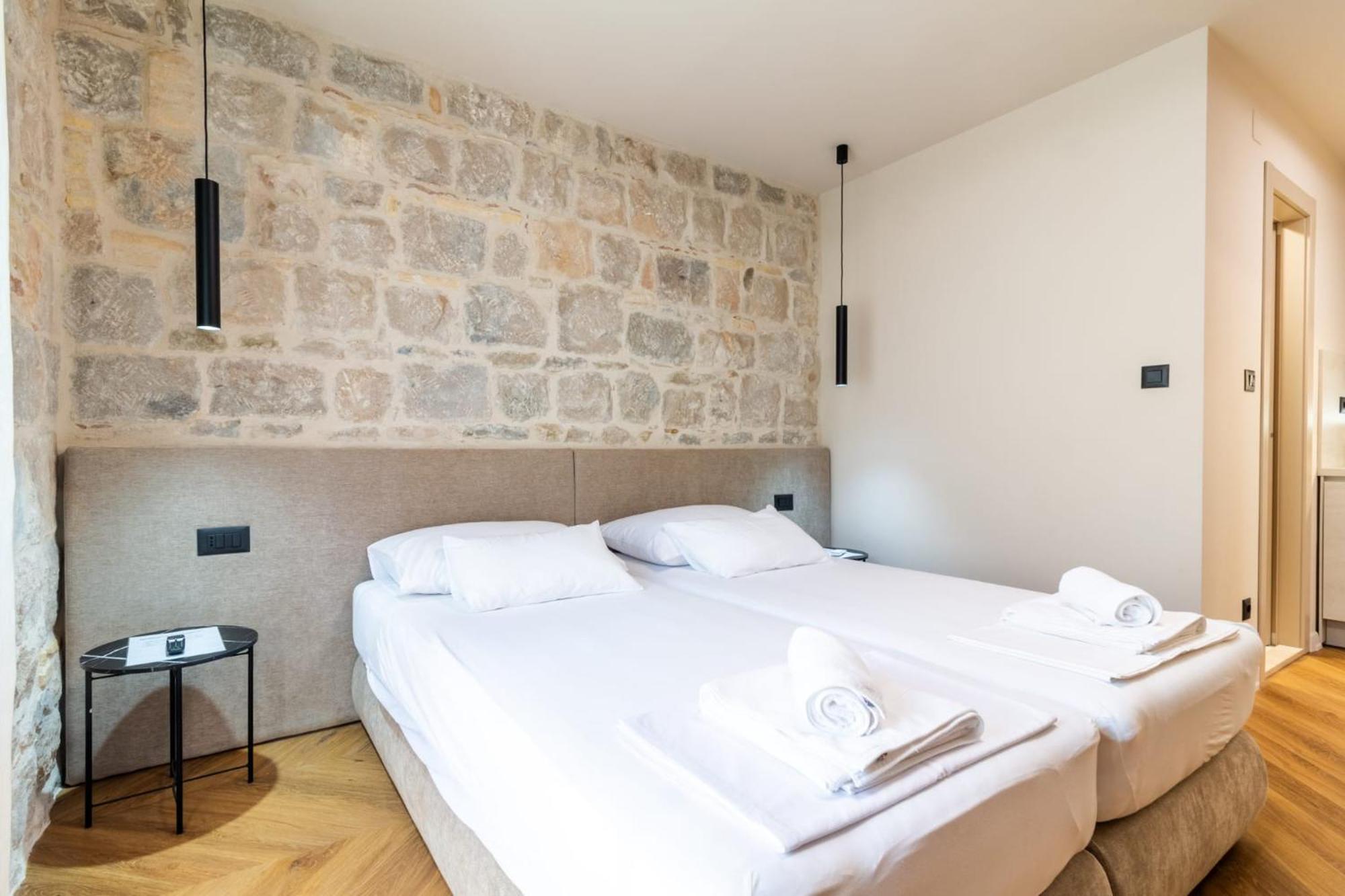 Apartment Centre In Stone House سبليت المظهر الخارجي الصورة